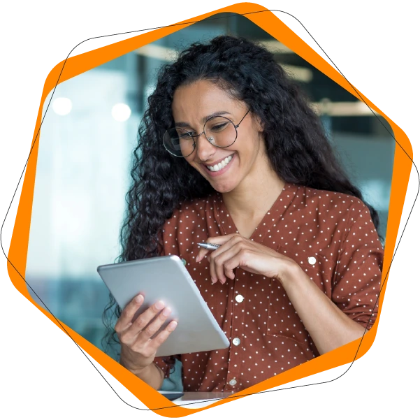 Mujer sonriendo mientras sostiene una tablet